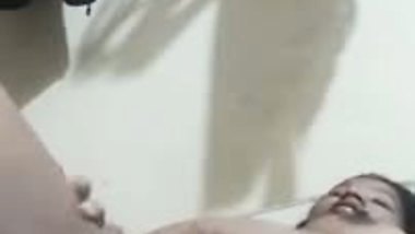 Chubby and dusky desi girl nude video making viral MMS