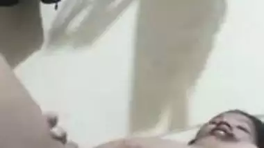 Chubby and dusky desi girl nude video making viral MMS