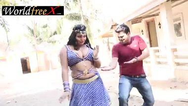 Hot Bhojpuri aunty dancing showing off her big boobs