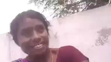 Telugu Desi XXX wife showing her naked pussy outdoors