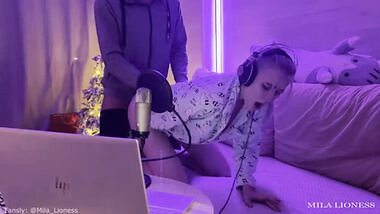 ????????The stepson sweetly fucked a wet, insatiable stepmom for interfering in a video game stream