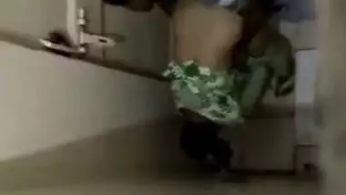 Desi guy caught fucking a randi in toilet