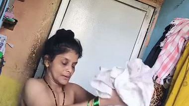 Perverted neighbor records a desi milf bathing in her bathroom