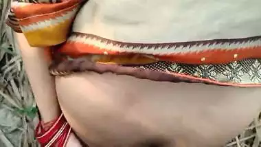 Dehati Bhabhi Went To Take A Piss Outside & Got Fucked