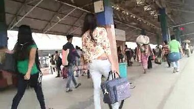 THUNDER ASS BENGALI GIRL AT HOWRAH