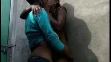 Viral Desi mms video of Indian lovers caught having sex outdoors