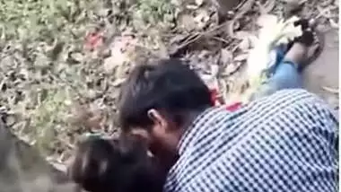 Desi lovers caught smoothcing in park