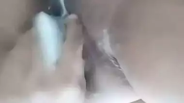 Busty Lahore babe masturbates with a toothpaste pouch