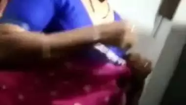 Dehati MILF changing saree and boob show MMS