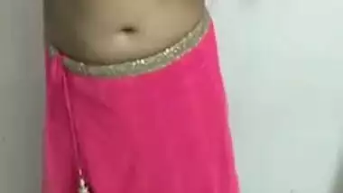 Good-looking Indian dancer during performance flashes small XXX tits