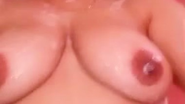 Bengali lady pissing and taking nude bath viral MMS