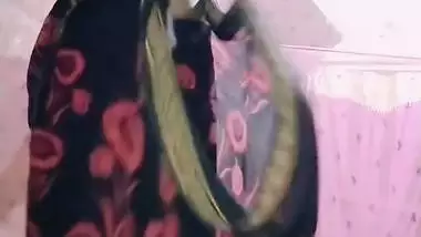 Homely village wife wearing saree viral boobs show