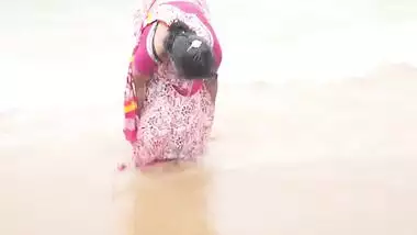 wet aunty at juhu beach