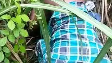 Dehati lovers having sex in a grass field