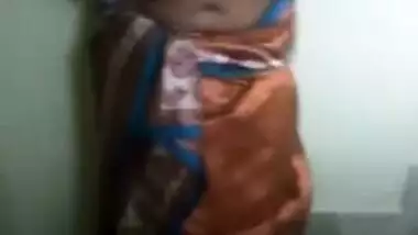 XXX affair of Indian aunty on amateur camera where she flaunts boobs