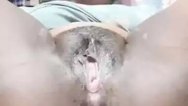 Tamil girl black pussy showing and fingering viral clip