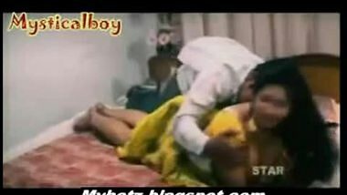Yellow saree telugu aunty exposed
