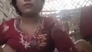 Dehati Bangla lady fingering her chut MMS clip