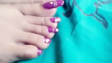 Indian long toenails