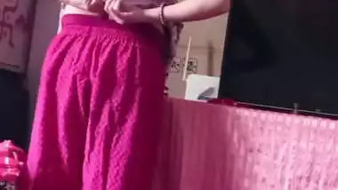 Aunty showing big boobs during dress change