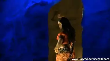 Sexy Indian Babe Dances Seductively For You