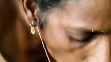 Mature bhabhi giving BJ