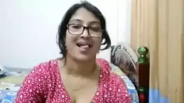 Nerdy Indian beauty performs little XXX sex show in front of webcam