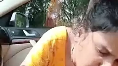 Housewife enjoys every second of oral XXX sex in Desi driver's car