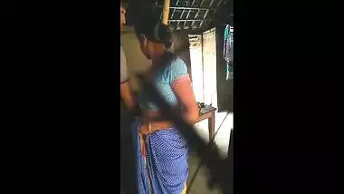 Desi village sex! Indian sexy aunty in red saree quick fuck and blow