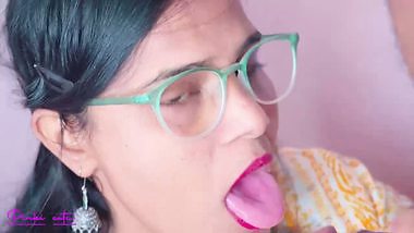 Pinki gives an Indian blowjob to her boss and drinks cum