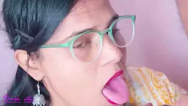 Pinki gives an Indian blowjob to her boss and drinks cum
