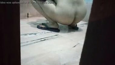 desi bhabi pissing and naughty son using his mobile quickly to take the video hiddenly