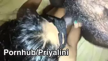 Sri lankan Spa girl on butt work පුක ලෙව කන...