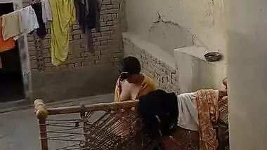 Desi village bhabhi bathing viral clip leaked