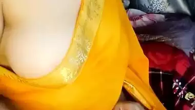 hotty_liza Teasing in Yellow Saree on StripChat Live