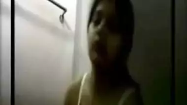 Indian Aunty on Cam Chat Removing Saree Jacket and Bra Showing Shaggy Boobs