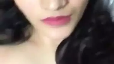 Sexy paki Girl Showing her Boobs
