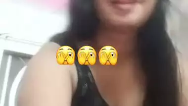 Bengali girl striptease dancing and nude pussy rubbing