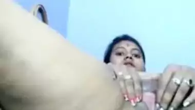Desi big ass bhabhi fingering her pussy for lover!!