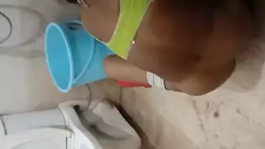 Punjabi Desi XXX aunty gets her mature pussy fucked in bathroom MMS