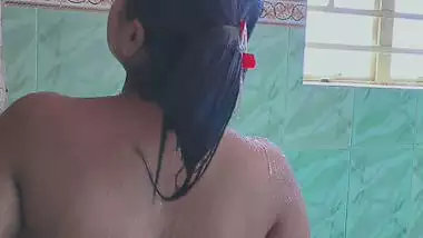 Sexy boudi nude bath viral video shared with lover