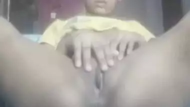Desi Girl Spreading Leg And Showing Pussy