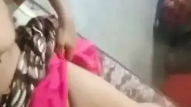 Bodacious Desi hottie reveals her perfect huge tits and smooth cunt