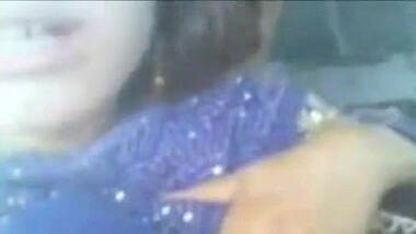 Indian chubby prostitute flashes her boobies in car