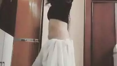 sexy desi babe with tempting naval dancing