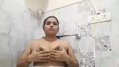 Sexy Bhabhi Shows Her Boobs