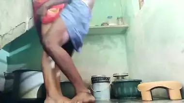 desi aunty have a sex in bathroom