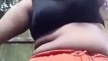 Chubby Bhabhi Bathing Outdoor selfie video
