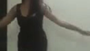 Another Sexy Desi Babe Shaking her assets 