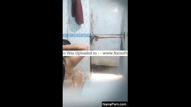Today Exclusive- Sexy Paki Bhabhi Bathing...